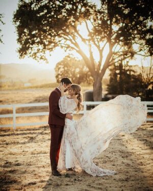 Robe de Mariée Bohème à Manches Bouffantes – Image 5